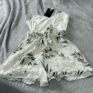 NNW- women’s Fashion Nova romper- size Med